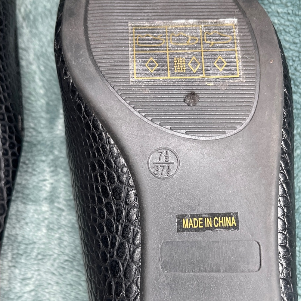 Lulu's 7.5 Black Croc-Embossed Loafers - Picture 6 of 8